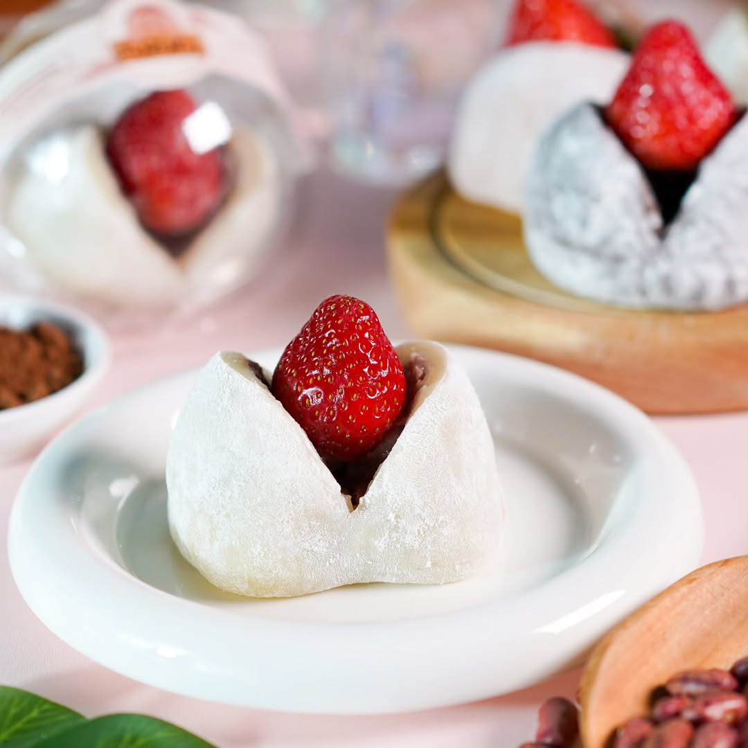 Happy Saturday Mochizen, Kalian tim makan daifuku di piring atau tangan nih Yuk komen dibawah 😁Photo by - @khansa.cekrek ❤️
