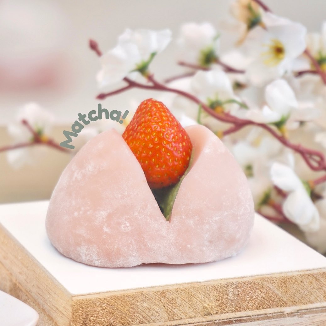 Have you tried our premium matcha 🍵— A daifuku filled with matcha paste is just an immaculate dessert for you! ✨