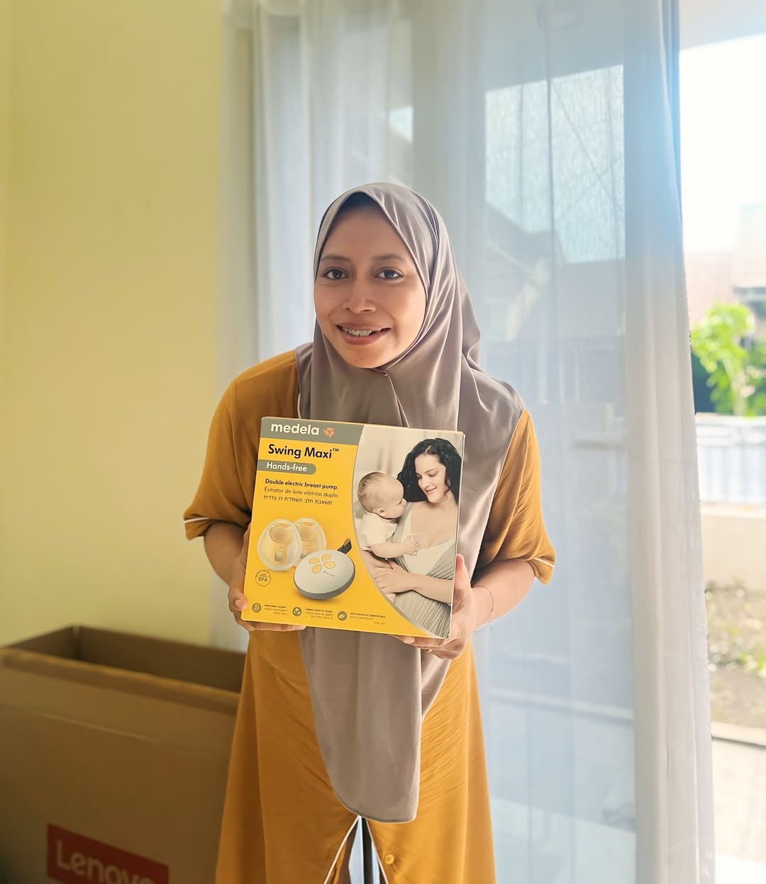Pumping andalanku saat ini. Demi Ayman bisa full ASI, aku percayakan Medela Swing Maxi Hands-Fre
